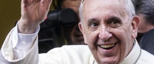 Papa: arrivato chiesa centro Roma con mitria in mano